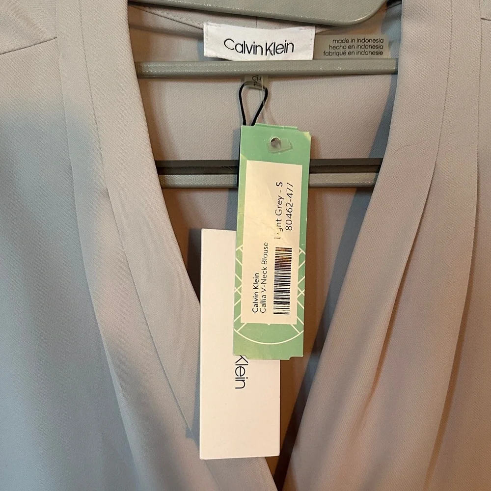 NWT Calvin Klein Women's Light Gray Sleeveless Blouse - Picture 2 of 4